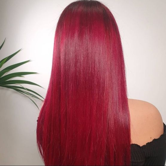 mujer con pelo rojo teñido